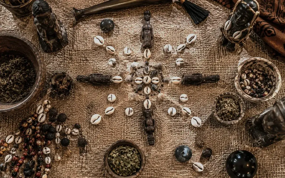 Cauris arrangés en forme d’étoile sur une toile de jute